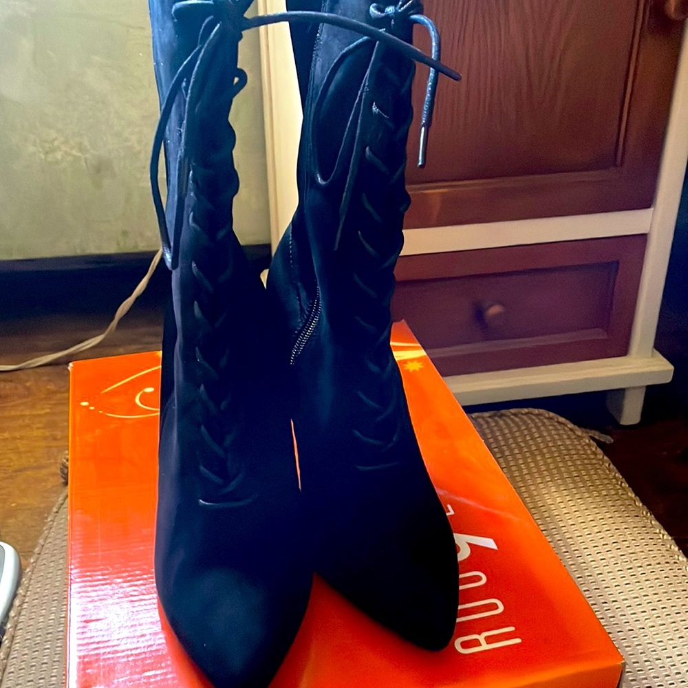 Rouge suede Boots